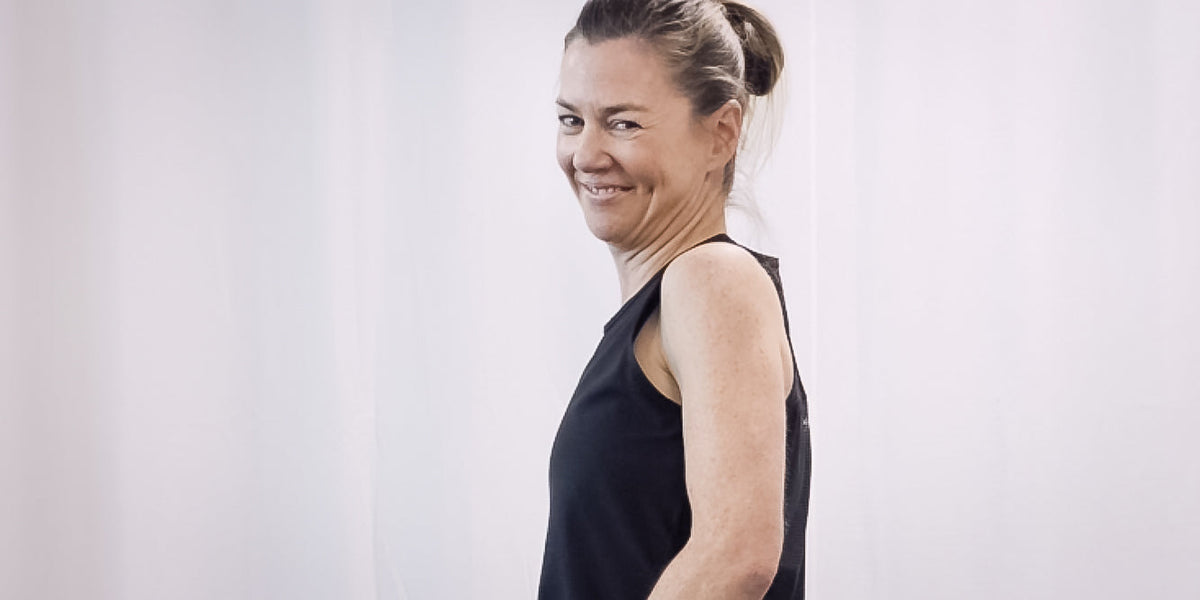 Demonstration of correct shoulder posture
